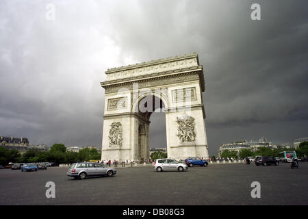 Das Bild zeigt dunkle Wolken sammeln über den "Arc de Triomph" (Arch of Triumph) in Paris, Frankreich, 9. Juli 2007. Foto: Maurizio Gambarini Stockfoto