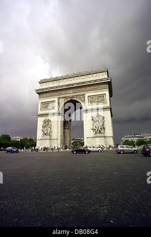 Das Bild zeigt dunkle Wolken sammeln über den "Arc de Triomph" (Arch of Triumph) in Paris, Frankreich, 9. Juli 2007. Foto: Maurizio Gambarini Stockfoto