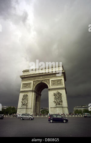 Das Bild zeigt dunkle Wolken sammeln über den "Arc de Triomph" (Arch of Triumph) in Paris, Frankreich, 9. Juli 2007. Foto: Maurizio Gambarini Stockfoto