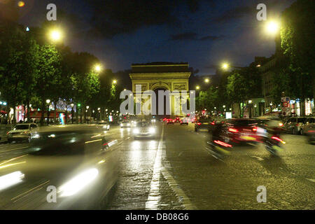 Das Bild zeigt den "Arc de Triomph" (Arch of Triumph) in der Nacht in Paris, Frankreich, 10. Juli 2007. Foto: Maurizio Gambarini Stockfoto