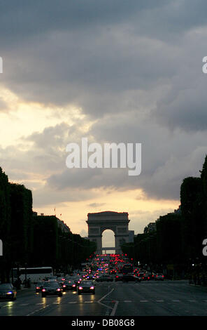 Das Bild zeigt dunkle Wolken über der "Arc de Triomph" (Arch of Triumph) in Paris, Frankreich, 10. Juli 2007. Foto: Maurizio Gambarini Stockfoto