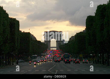 Das Bild zeigt dunkle Wolken über der "Arc de Triomph" (Arch of Triumph) in Paris, Frankreich, 10. Juli 2007. Foto: Maurizio Gambarini Stockfoto