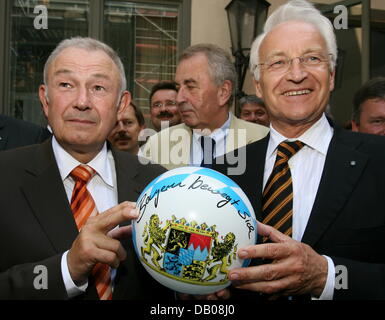 Bayerns Prime Minister Edmund Stoiber (R) und seinen designierten Nachfolger, aktuellen bayerischen Interior Minister Günther Beckstein (L), präsentieren sich in guter Stimmung mit einem Ball lesen "Bayern Bewegt Sich" (Bayern bewegt sich vorwärts) vor den Bayerischen Landtag (Parlament) in München, 19. Juli 2007. Die CSU-Landtags-Fraktion hat aktuelle Bayerns Innenminister ernannt. Stockfoto