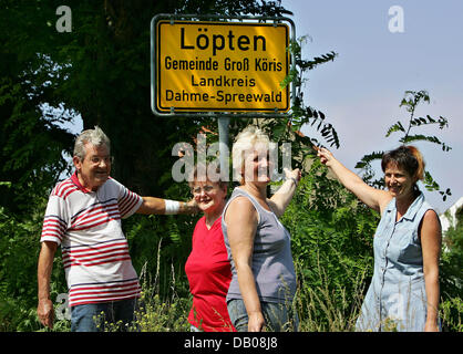 Vier Touristen aus Meißen, Sachsen, posieren vor dem Ortsschild von Loepten (Dahme-Spreewald) im Süden von Berlin, 19. Juli 2007. Sie hatte gehofft, einen Blick auf Hollywood-star Tom Cruise, erhaschen, die derzeit den kommenden Film "Walküre" schießen ist in der Nähe des Dorfes. Als Anti-Nazi-Widerstandskämpfer Claus Schenk Graf von Stauffenberg, der eine fehlgeschlagene Bombe durchführte-Sterne Kreuzfahrt Stockfoto