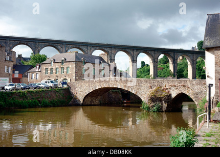 Die Brücke und Viadukt in Le Port de Dinan Stockfoto