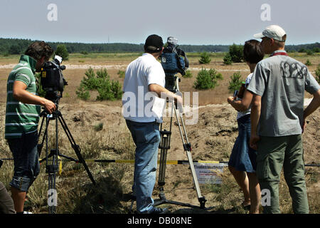 Kamerateams auf dem ehemaligen Flugplatz Loepten im Süden von Berlin, 19. Juli 2007 gezeigt. Sie hatte gehofft, einen Blick auf Hollywood-star Tom Cruise, erhaschen, die derzeit den kommenden Film "Walküre" schießen ist in der Nähe des Dorfes. Kreuzfahrt Sterne als Anti-Nazi-Widerstandskämpfer Oberst Claus Schenk Graf von Stauffenberg, der gescheiterten Bombenanschlag gegen Hitler 1944 durchgeführt. Foto: Arno Stockfoto