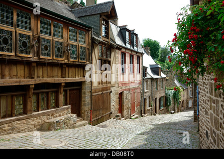 Die alten gepflasterten Straßen von Port von Dinan Frankreich Stockfoto