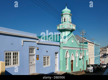 grüne Moschee zwischen farbenfrohen Gebäuden in Bo-Kaap, Malay Quarter, Cape Town, Western Cape, Südafrika Stockfoto