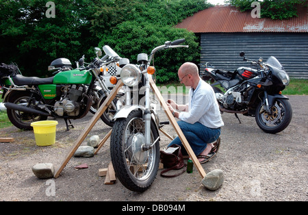 Reparatur von alten Motorrad mit hausgemachten Stand Mann Stockfoto