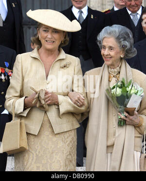 Königin Paola (L) und Königin Fabiola (R) Belgien erreichen Saint-Michel und der Kathedrale von Saint-Gudule in Brüssel, 21. Juli 2007. Eine "The Deum" Masse den belgischen Nationalfeiertag öffnen fand hier statt. Foto: RoyalPress (Niederlande) Stockfoto