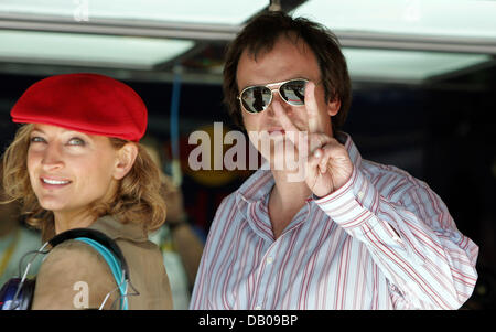 US Regisseur Quentin Tarantino und neuseeländische Schauspielerin Zoe Bell stellen im Fahrerlager vor dem Start der Formel 1 Grand Prix von Europa auf dem Nürburgring-Circuit in Nuerburg, Deutschland, 22. Juli 2007. Foto: CARMEN JASPERSEN Stockfoto