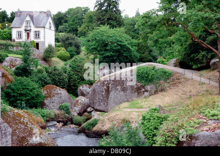 Den Fluss und die riesigen Stein Felsbrocken starten den Weg durch das Chaos des Rocks in Huelgoat Frankreich Stockfoto