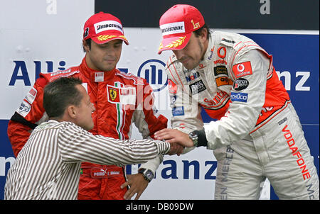 Ex-Formel-1-Champion Michael Schumacher (L) gratuliert spanischen Sieger Fernando Alonso McLaren Mercedes (R) und zweite platzierte Brasilianer Felipe Massa auf dem Podium nach der Formel 1 Grand Prix von Europa auf dem Nürburgring Rennstrecke in Nurburg, Germany, 22. Juli 2007. Foto: JENS Büttner Stockfoto