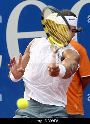 Spanischer Tennisspieler Rafael Nadal spielt eine Vorhand in seinem letzten Spiel gegen Swiaa Stanislas Wawrinka beim ATP Mercedes Cup in Stuttgart, Deutschland, 22. Juli 2007. Foto: Norbert Foersterling Stockfoto