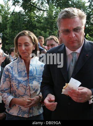 Prinz Laurent von Belgien und seine Frau, Prinzessin Claire von Belgien, kommen vor dem königlichen Palast in Brüssel, 21. Juli 2007. Die belgische Königsfamilie feiert den Nationalfeiertag. Foto: Albert Nieboer (Niederlande) Stockfoto