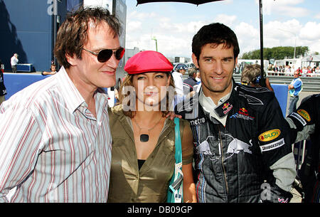 US Regisseur Quentin Tarantino, neuseeländische Schauspielerin Zoe Bell und Formel-1 pilot Mark Webber von Red Bull im Fahrerlager vor dem Start der Formel 1 Grand Prix von Europa auf dem Nürburgring-Circuit in Nuerburg, Deutschland, 22. Juli 2007 darstellen. Foto: GERO BRELOER Stockfoto