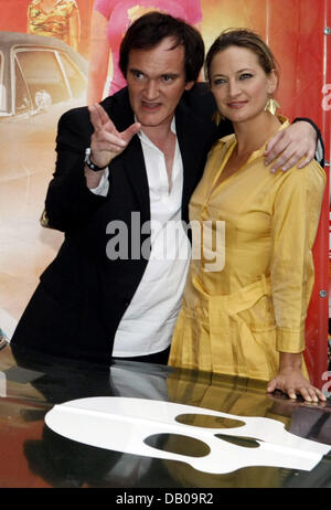 US-Regisseur Quentin Tarantino (L) und Schauspielerin Zoe Bell von New Zealand (R) stellen mit einem Poster von ihrem Film "Death Proof" in Berlin, Deutschland, 23. Juli 2007. Beide besuchten ein special Screening von ihrem Film, der einige Tage zuvor uraufgeführt. Foto: Soeren Stache Stockfoto