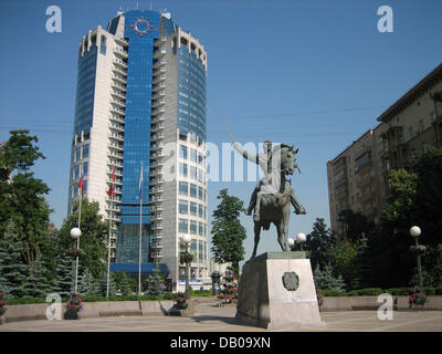 Das Foto zeigt eine sowjetische Denkmal vor einem modernen Hochhaus auf Moskaus High Street "Kutosowski-Prospekt", Moskau, Russland, Juli 2007. Moskauer Bevölkerung ist stetig auf dem Vormarsch von derzeit 13 Millionen. Foto: Ulf Mauder Stockfoto