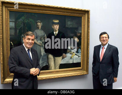 Generaldirektor der Gemäldesammlungen von Bayern (Bayerischen Staatsgemaeldesammlungen), zeigt Reinhold Baumstark Präsident der Europäischen Kommission, Jose Manuel Barroso (R) das Gemälde "Mittagessen im Studio" (1868) von Edouard Manet im Museum "Neue Pinakothek" in München, Deutschland, 25. Juli 2007. Barroso besuchten die Ausstellung "Views of Europe - Europa und 19. Jahrhundert Stockfoto