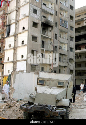 Eine gepanzerte Parkplätzen vor einem teilweise zerstörten Gebäude im Quartier Dahiyeh in Beirut, Libanon, 19. Juli 2007. Die Zerstörung stammt aus dem aktuellen Konflikt mit Israel im Jahr 2006. Foto: Rainer Jensen Stockfoto