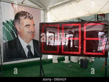 Das Bild zeigt eine Digitalanzeige am Grab des ehemaligen libanesischen Premierministers Rafik Hariri zählen die Tage, da er ermordet wurde, Beirut, Libanon, 19. Juli 2007. Die Anzeige wurde an die Tatsache erinnern, dass die Leute, die geplant und ausgeführt von dem Attentat noch auf der Flucht sind geschaffen. Foto: Rainer Jensen Stockfoto