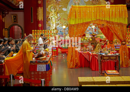 Buddhistische rituelle Zeremonie in Buddha Tooth Relic Temple. Chinatown, Singapur. Stockfoto