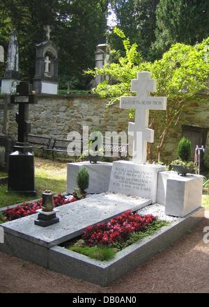 Das Bild zeigt das Grab des russischen Malers Alexej von Jawlensky und seine Frau Helene auf dem russisch-orthodoxen Friedhof in Wiesbaden, Deutschland, 1. Juni 2007. Alexej wurde 1864 in der Wicklung Stadt Torzhok geboren und zog nach Wiesbaden 1921, wo er 20 Jahre später (15. März 1941) nach langer Krankheit starb. Alexej gilt als einer der führenden Vertreter der deutschen Expressionis Stockfoto