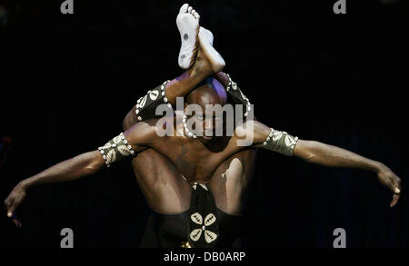Die Probe Foto zeigt Schlangenmensch Huit Huit Andres Zirkus "Afrika!" Afrika! "  in Frankfurt Main, Deutschland, 30. Juli 2007. Mit einem Gastspiel von 02 August bis 22 in Frankfurt Main wird das Ensemble derzeit reist um die Welt seinen Abschied nehmen. Foto: Boris Roessler Stockfoto
