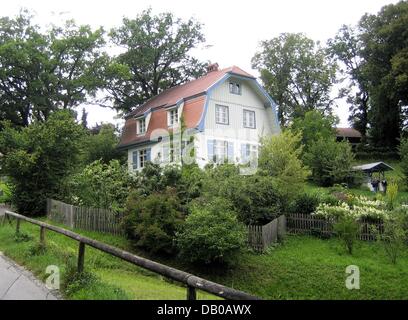 Das Bild zeigt das Muenter House in Murnau, Deutschland, 22. Juli 2007. Von 1909 bis 1914 lebte Gabriele Muenter (1877-1962) mit Wassily Kandinsky (1866-1944) im sogenannten "russischen Haus" in Murnau. Häufige Besuche anderer Maler wie Franz Marc, August Macke, Alexej von Jawlensky und Marianne von Werefkin sowie ab dem Komponisten Arnold Schönberg machte das Haus zu einem der th Stockfoto