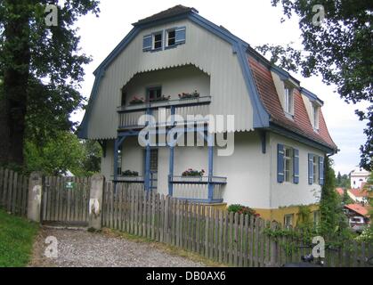 Das Bild zeigt das Muenter House in Murnau, Deutschland, 22. Juli 2007. Von 1909 bis 1914 lebte Gabriele Muenter (1877-1962) mit Wassily Kandinsky (1866-1944) im sogenannten "russischen Haus" in Murnau. Häufige Besuche anderer Maler wie Franz Marc, August Macke, Alexej von Jawlensky und Marianne von Werefkin sowie ab dem Komponisten Arnold Schönberg machte das Haus zu einem der th Stockfoto