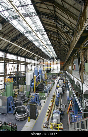 Das Foto zeigt eine Innenansicht des Siemens Fabrik für historische Gasturbinen in Berlin, 22. Juni 2007. Nur wenige Monate im Jahr 1909 wurde das Gebäude, entworfen von Peter Behrens erbaut. Es gilt als Beginn der modernen Industrie-Architektur in Deutschland. Heute wie vor fast 100 Jahren werden Gasturbinen drin hergestellt. Foto: Steffen Kugler Stockfoto