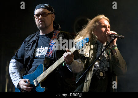 Biff Byford (R), Sänger der englischen hard-Rock-Band "Saxon" und sein Gitarrist Paul Quinn führen während der "Wacken Open Air"-Festival in Wacken, Deutschland, 2. August 2007. Die ausschließlich Metal-Musik-Festival läuft noch bis August 04. Über 70 Heavy-Metal-Bands soll in der kleinen Stadt von 1.800 Einwohner durchführen. Foto: Friso Gentsch Stockfoto