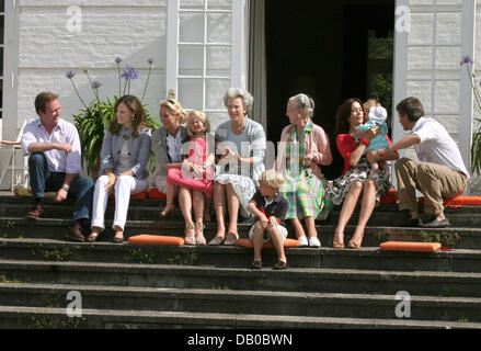 (L-R) Prinz Gustav Zu Sayn-Wittgenstein-Berleburg, seine Freundin Carina Axelsson, seine Schwester Prinzessin Alexandra Zu Sayn-Wittgenstein-Berleburg mit ihrer Tochter Lady Ingrid, Prinz Gustav Mutter Prinzessin Benedikte von Dänemark, Prinzessin Alexandra Sohn Graf Richard, Prinz Christian von Dänemark, Königin Margrethe von Dänemark, Kronprinzessin Mary von Dänemark, Prinzessin Isabella von Denm Stockfoto