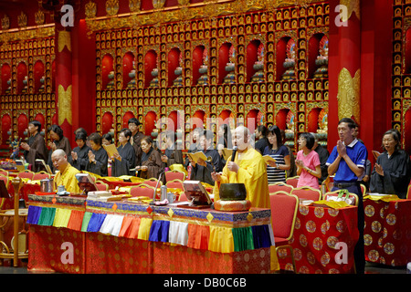 Buddhistische rituelle Zeremonie in Buddha Tooth Relic Temple. Chinatown, Singapur. Stockfoto