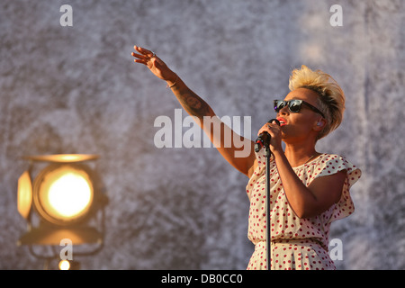 Emile Sande führt am Tag2 des Yahoo! Wireless Festival 2013 im Queen Elizabeth Olympic Park am 13. Juli 2013 Stockfoto