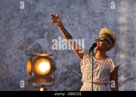 Emile Sande führt am Tag2 des Yahoo! Wireless Festival 2013 im Queen Elizabeth Olympic Park am 13. Juli 2013 Stockfoto