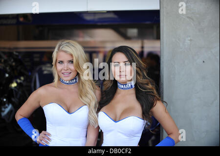 Monterey, Kalifornien, USA. 21. Juli 2013. Yamaha Sonnenschirm Modelle vor 2013 Red Bull U.S. Grand Prix. Bildnachweis: Scott Beley/ZUMAPRESS.com/Alamy Live-Nachrichten Stockfoto