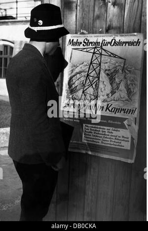 Energie, Wasser, Mann vor Werbeplakat für die Rekrutierung von Arbeitern für den Bau des Kaprun Kraftwerks, Österreich, um 1950, Zusatzrechte-Clearences-nicht vorhanden Stockfoto