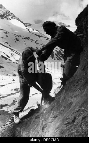 Energie, Wasser, Baustelle Kraftwerk Kaprun, Bauarbeiter beim Bohren für den Bau der Bergstraße, Österreich, um 1950, Zusatz-Rechteklärung-nicht vorhanden Stockfoto