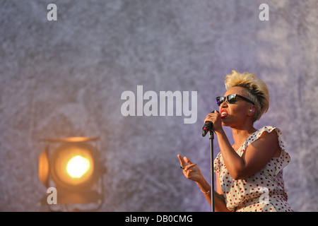 Emile Sande führt am Tag2 des Yahoo! Wireless Festival 2013 im Queen Elizabeth Olympic Park am 13. Juli 2013 Stockfoto