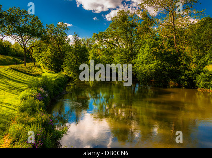 Reflexionen von Wolken und Bäume in Antietam Creek, am Antietam National Battlefield, Maryland (Horizontal). Stockfoto