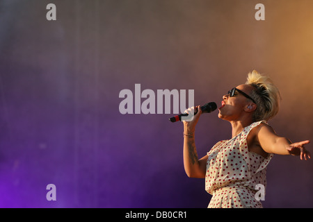 Emile Sande führt am Tag2 des Yahoo! Wireless Festival 2013 im Queen Elizabeth Olympic Park am 13. Juli 2013 Stockfoto