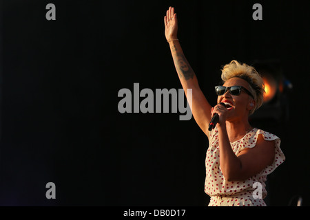 Emile Sande führt am Tag2 des Yahoo! Wireless Festival 2013 im Queen Elizabeth Olympic Park am 13. Juli 2013 Stockfoto