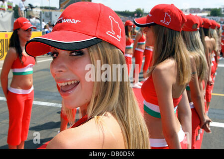 Grid Girls posieren in der Fahrer-Parade vor dem Start der Formel Eins ungarischen Grand Prix auf der Rennstrecke Hungaroring in der Nähe von Budapest, Ungarn, 5. August 2007. Foto: JENS Büttner Stockfoto