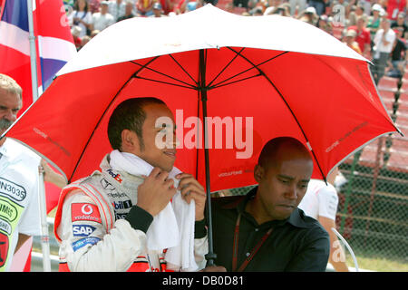 Die britische Formel-1-Fahrer Lewis Hamilton (L) von McLaren Mercedes bereitet mit seinem Vater Anthony für Formula One ungarischen Grand Prix am Hungaroring Race track in der Nähe von Budapest, Ungarn, 5. August 2007. Hamilton gewann das Rennen vor Vizeweltmeister Räikkönen und dritte platzierte Heidfeld. Foto: Carmen Jaspersen Stockfoto