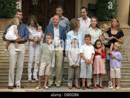 Die spanische Königsfamilie posiert für Fotografen in ihre Sommerresidenz in Palma De Mallorca, Spanien, 6. August 2007. (Vorderreihe L-R) Spanische Kronprinz Felipe mit seiner Tochter Prinzessin Leonor, seine Frau Prinzessin Letizia mit ihrer zweiten Tochter Prinzessin Sofia, ihren Neffen: Juan Pablo, (Söhne von Prinzessin Cristina), Felipe Juan Froilan, Victoria Federica (Kinder des Prinzen Stockfoto