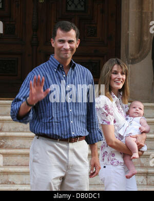 (L-R) Kronprinz Felipe von Spanien, seine Frau Kronprinzessin Letizia von Spanien (2-R) und ihre Tochter Prinzessin Sofia abgebildet in der spanischen Königsfamilie Sommerresidenz in Palma De Mallorca, Spanien, 6. August 2007. Die spanische Königsfamilie posierte für die Fotografen in ihrer Sommerresidenz. Foto: Albert van der Werf (Niederlande) Stockfoto