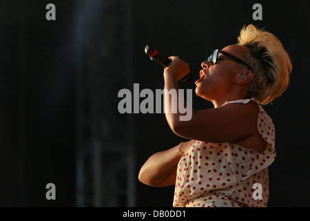 Emile Sande führt am Tag2 des Yahoo! Wireless Festival 2013 im Queen Elizabeth Olympic Park am 13. Juli 2013 Stockfoto