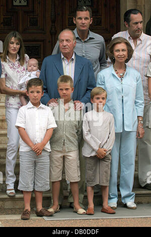 (mittlere Reihe L-R) Kronprinzessin Letizia von Spanien mit ihrer zweiten Tochter Prinzessin Sofia, König Juan Carlos i. von Spanien, Königin Sofia von Spanien, (Fron Reihe L-R) (hintere Reihe L-R) Prinzessin Cristinas, Pablo (Söhne von Prinzessin Cristina), Juan und Felipe Juan Froilan (Sohn von Infantin Elena) Ehemann Inaki Urdangarin und Prinzessin Elena Mann Jaime de Marichalar posieren für Fotografen auf der Stockfoto