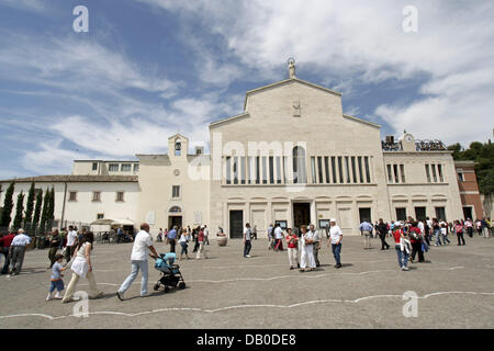 Das Bild zeigt die Abtei von San Giovanni Rotondo, die die Heimat des italienischen Heiligen Pater Pio seit 1916 in San Giovanni Rotondo, Italien, 12. Mai 2007 war. Padre Pio, geboren als Francesco Forgione am 25. Mai 1887 in Benevento, starb am 23. September 1968. Er wurde im Jahr 2002 cannonized. Mit vielen wundern, die ihm zugeschrieben wird Pater Pio wie Nationalheiligen Italiens verehrt. Foto: Lars Halb Stockfoto